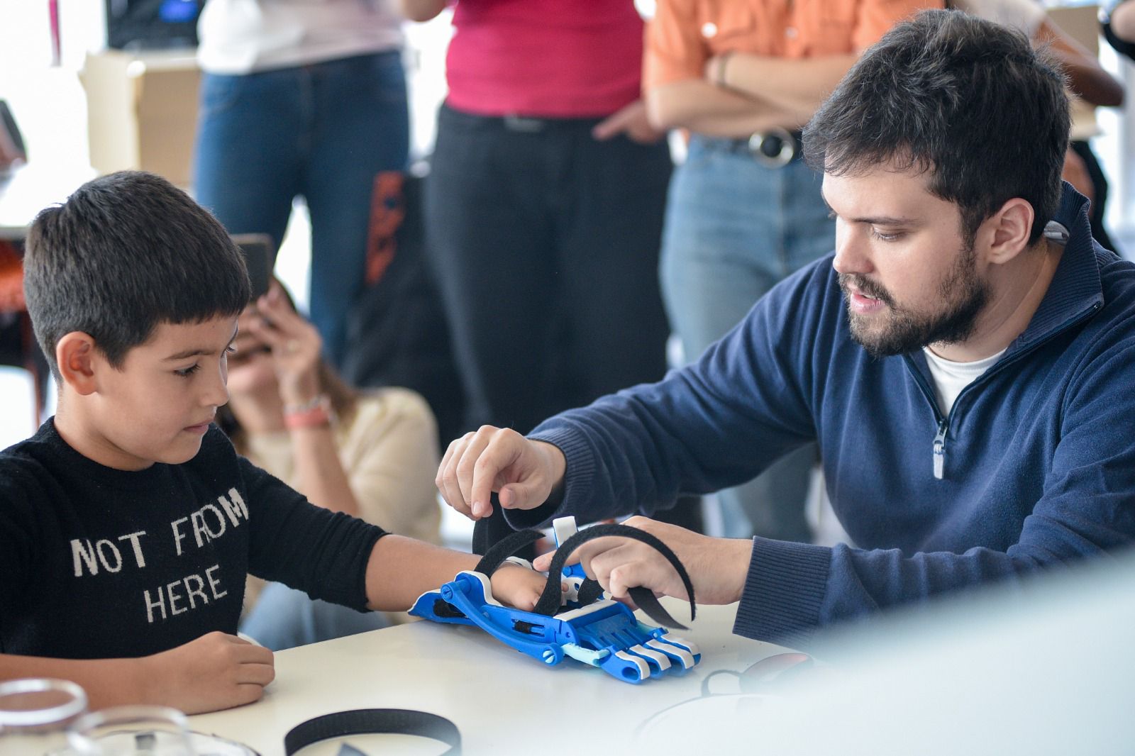 Voluntarios del Banco Macro colocaron prótesis realizadas con impresoras 3D